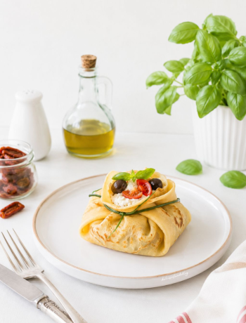 Fagottini di crepes ripieni di burrata e pomodorini