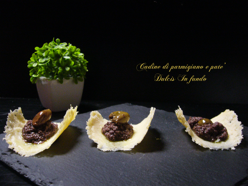 Cialdine di parmigiano e patè