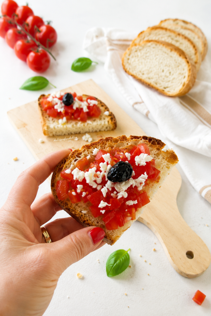 Bruschette con pomodoro, olive e formaggio