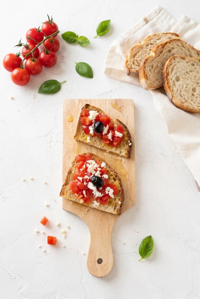 Bruschette con pomodoro, olive e formaggio