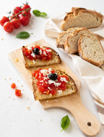 Bruschette con pomodoro, olive e formaggio
