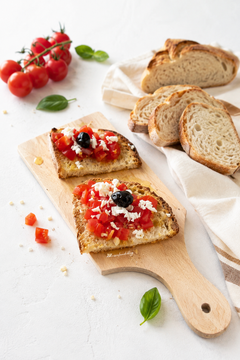 Bruschette con pomodoro, olive e formaggio