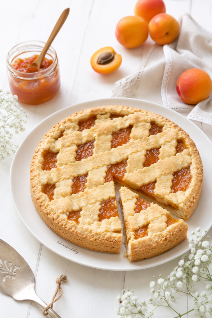 Crostata con marmellata di albicocche