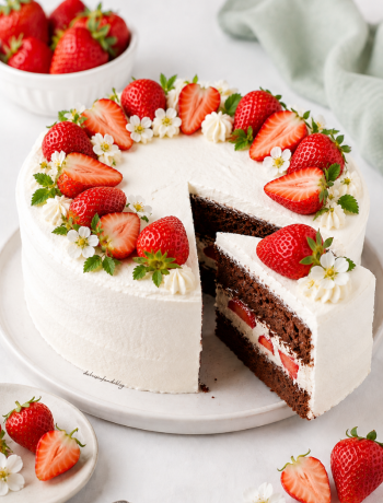 Torta al cioccolato con panna e fragole