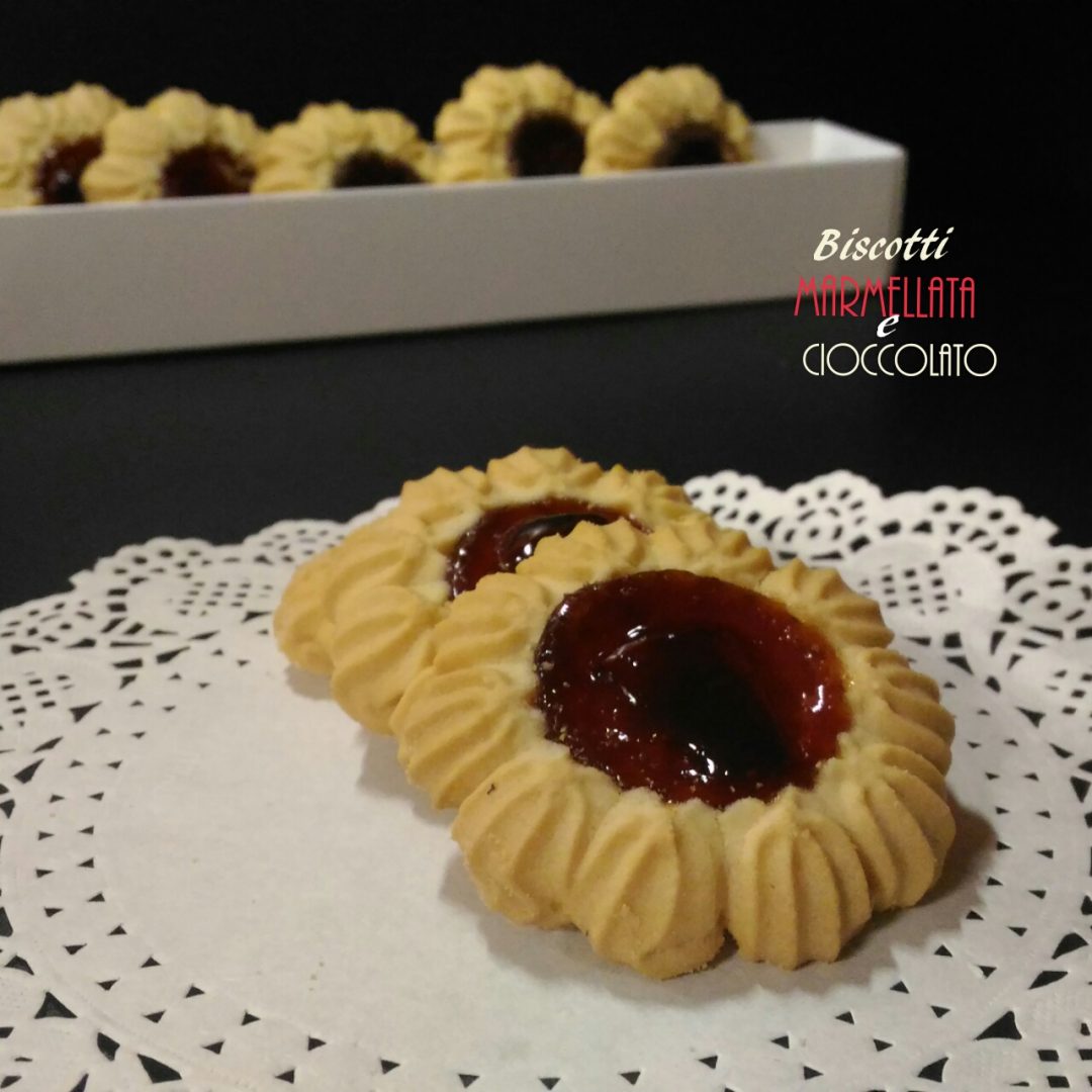 Biscotti marmellata e cioccolato