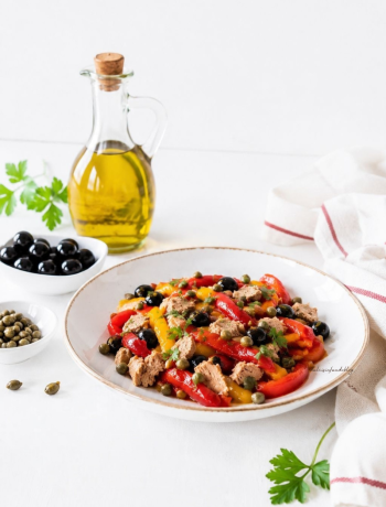 Peperoni con tonno olive e capperi