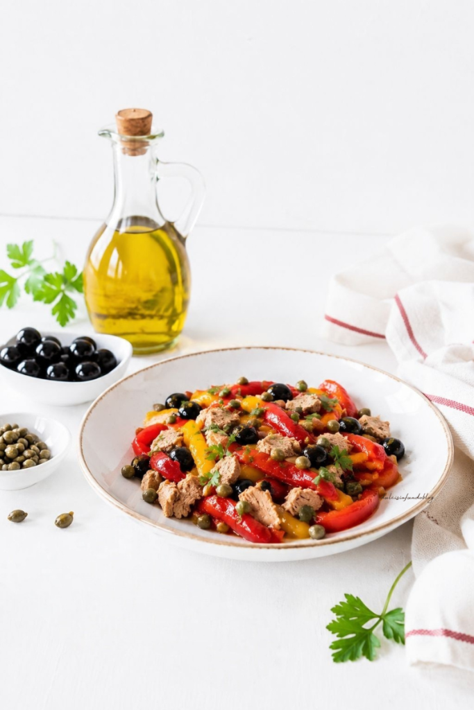 Peperoni con tonno olive e capperi