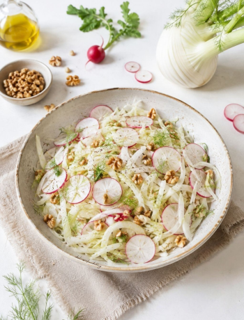 Insalata con noci, finocchi e ravanelli