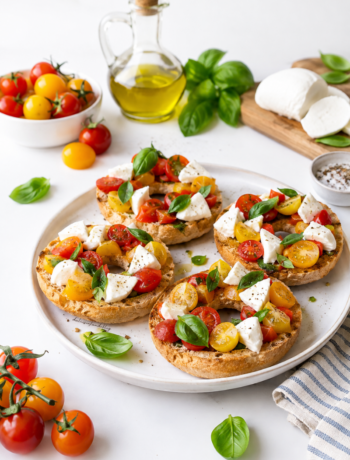 Friselle con pomodorini, mozzarella e basilico
