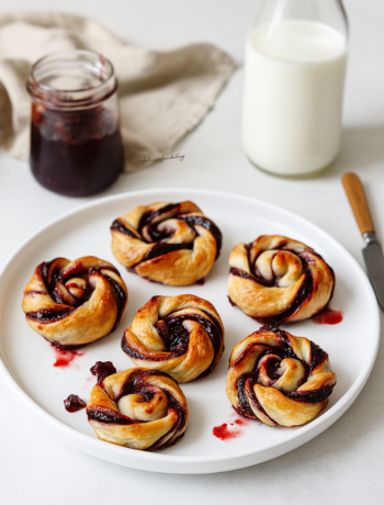 Girandole di pasta sfoglia e marmellata