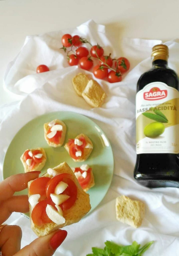 Friselline con pomodorini, mozzarella e olio Sagra Bassa Acidità