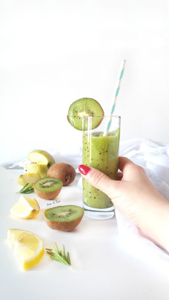 Smoothie mela, kiwi e limone