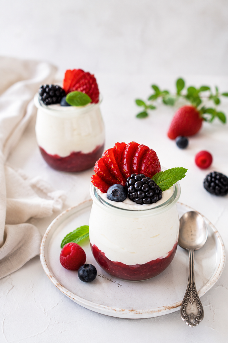 Mousse allo yogurt greco e frutti di bosco