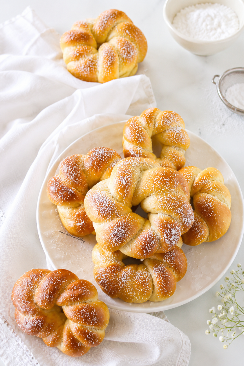 Brioche intrecciate per la colazione