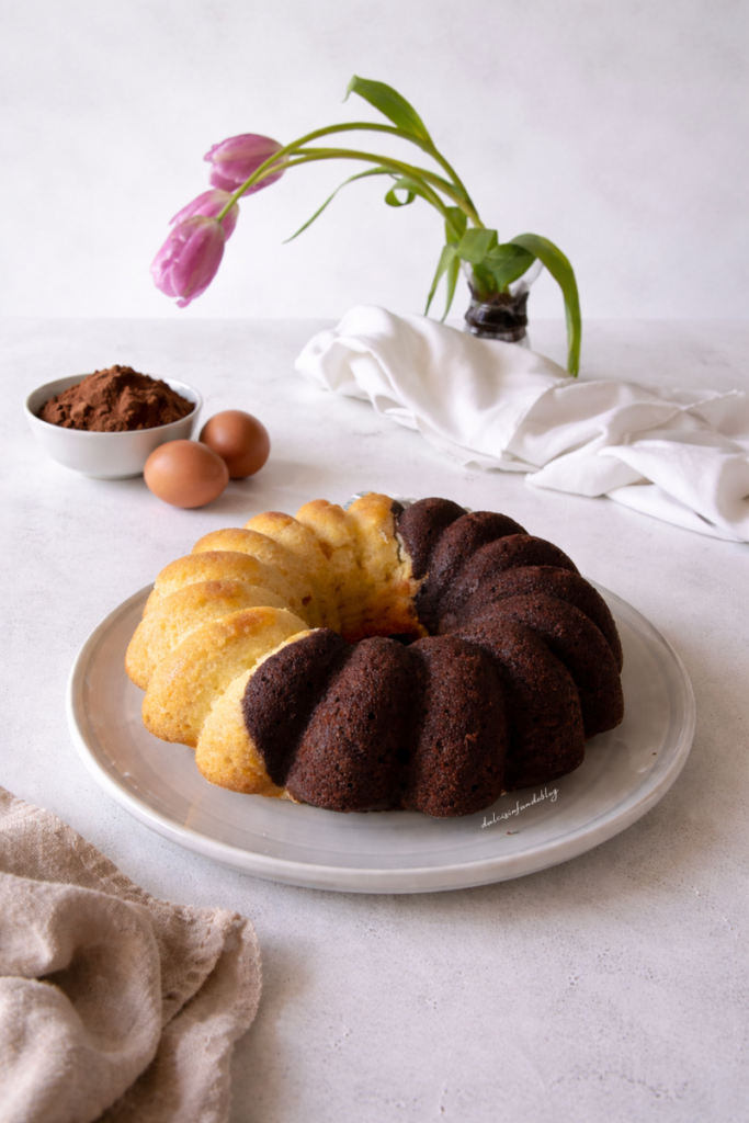 Ciambella abbraccio con panna e cacao soffice e semplice
