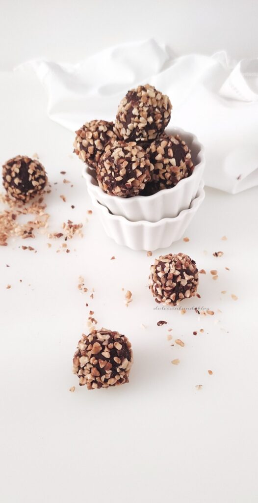 Tartufini al cioccolato fondente con granella di nocciole