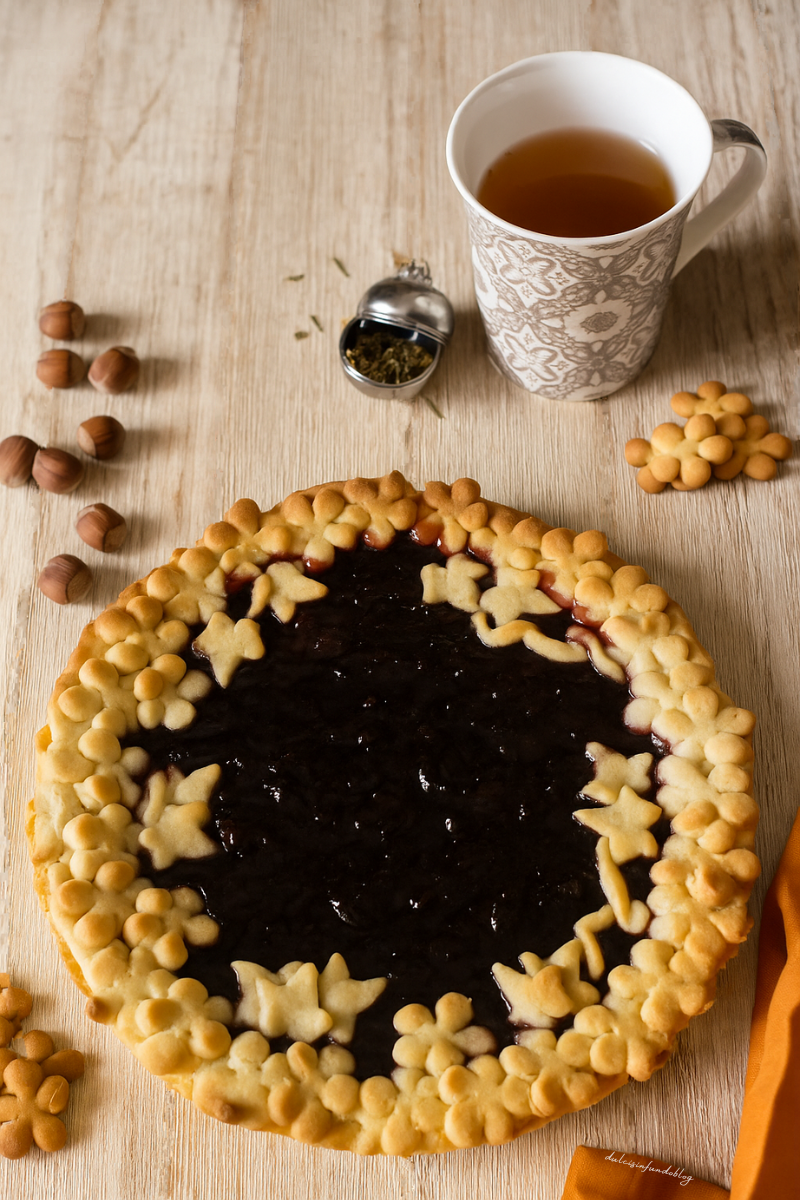 Crostata di frolla alle nocciole con marmellata d'uva