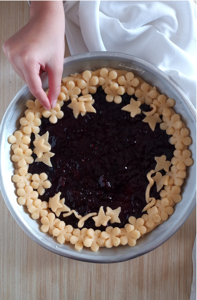 Crostata di frolla alle nocciole con marmellata d'uva
