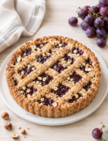 Crostata di frolla alle nocciole con marmellata d'uva