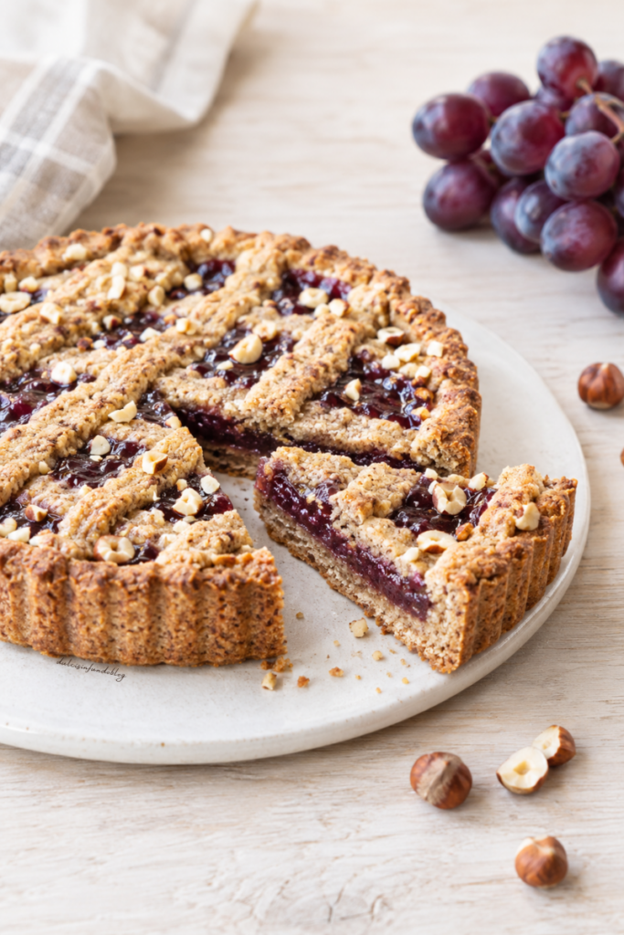 Crostata di frolla alle nocciole con marmellata d'uva