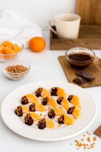 Spicchi di mandarino ricoperti di cioccolato fondente