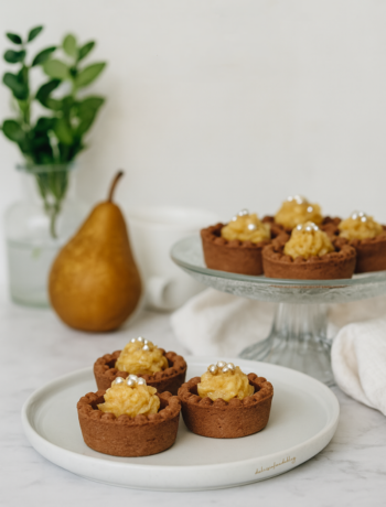 Cestini di frolla al cioccolato con mousse di pere