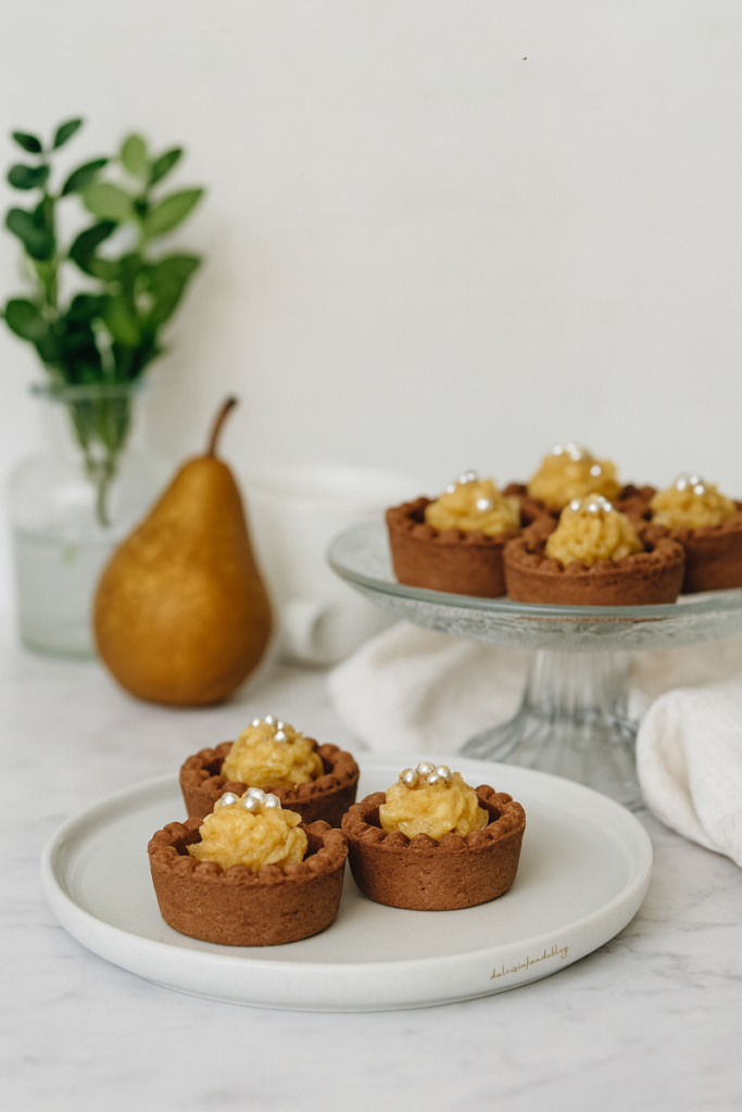 Cestini di frolla al cioccolato con mousse di pere