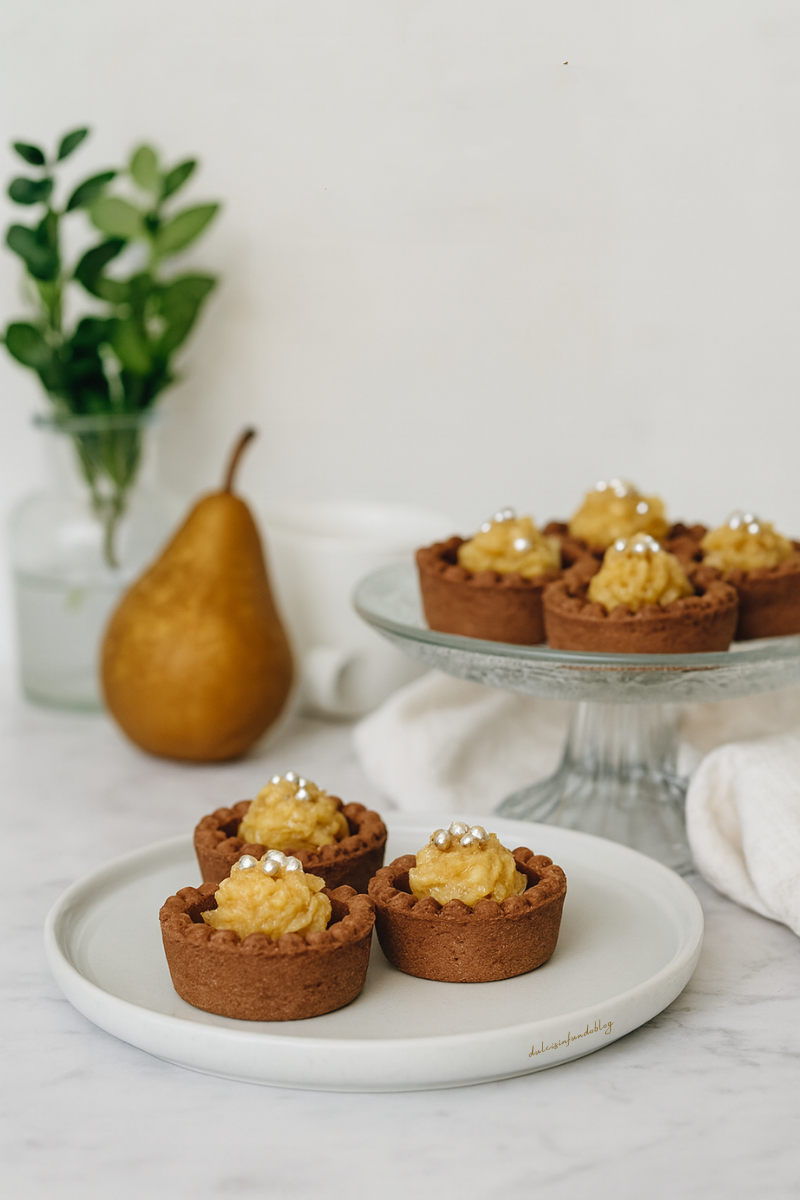 Cestini di frolla al cioccolato con mousse di pere