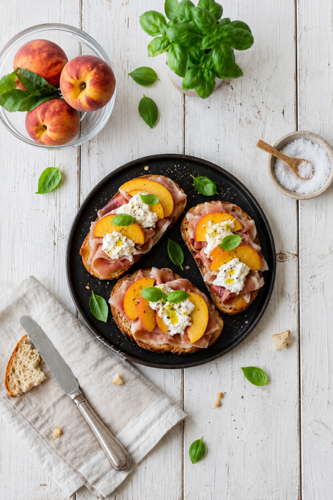Bruschette con prosciutto crudo, pesche e burrata